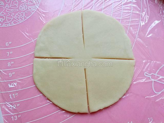按扁剂子，擀成圆形面片，用小刀割出四片，中间不要割断。