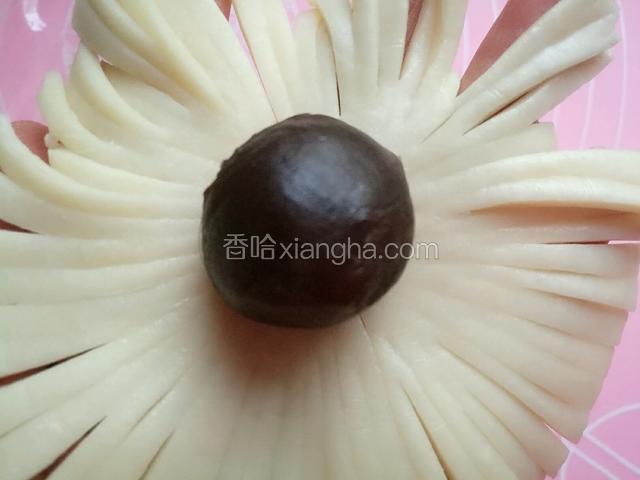 用手托起面片，将馅芯放在中间。