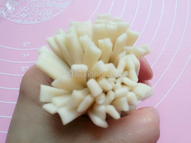 包好后，用虎口收拢流苏挰紧。