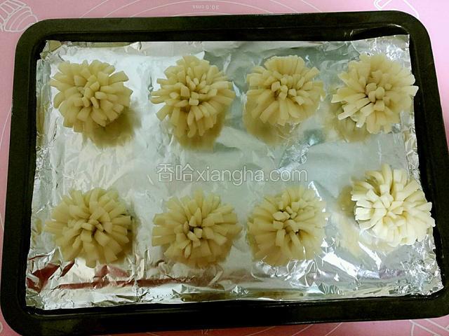 包好所有点心坯子，放在铺了锡纸的烤盘上，
