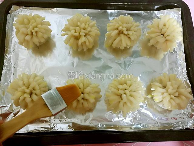 预热烤箱180度，在点心坯子上刷上全蛋液。