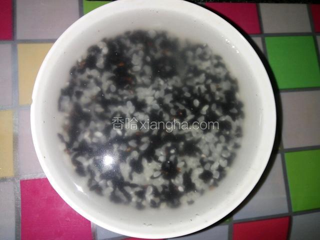 二米混合淘洗一遍，加适量清水浸泡十个小时