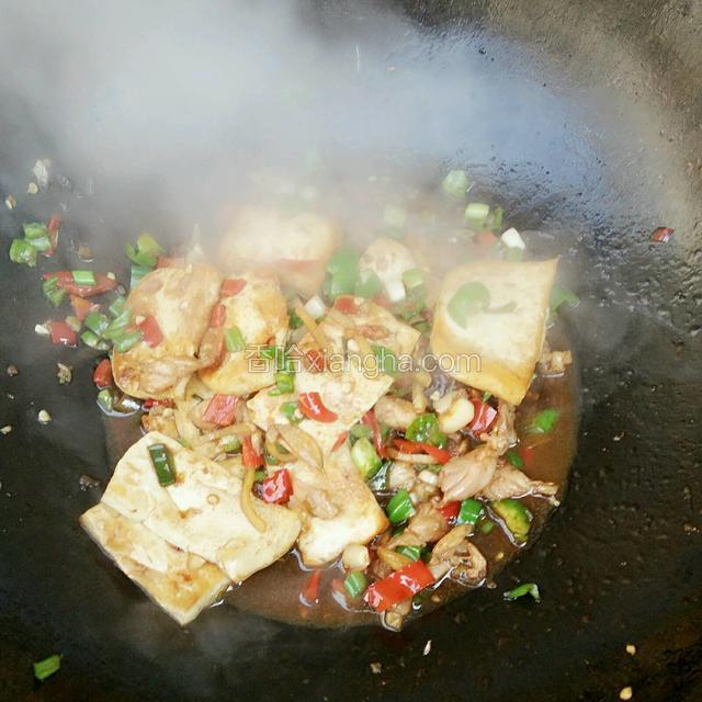
再放入煎制好的豆腐片，翻炒均匀