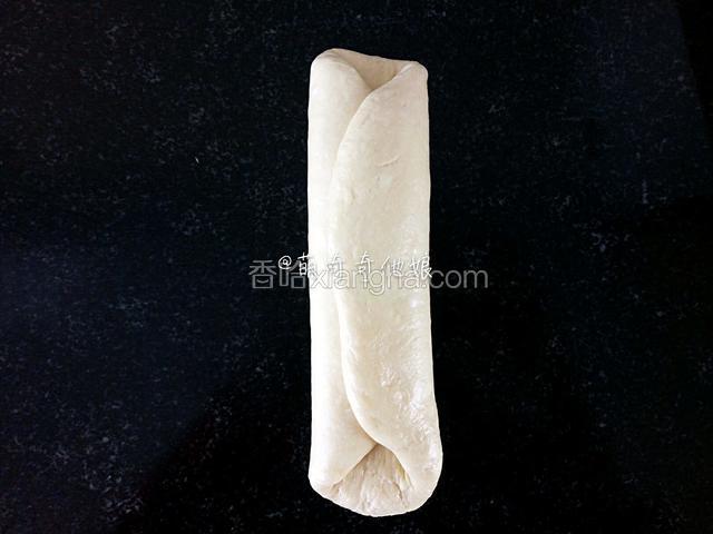 翻面，分别将左边和右边像中间1/3处折叠，如图。