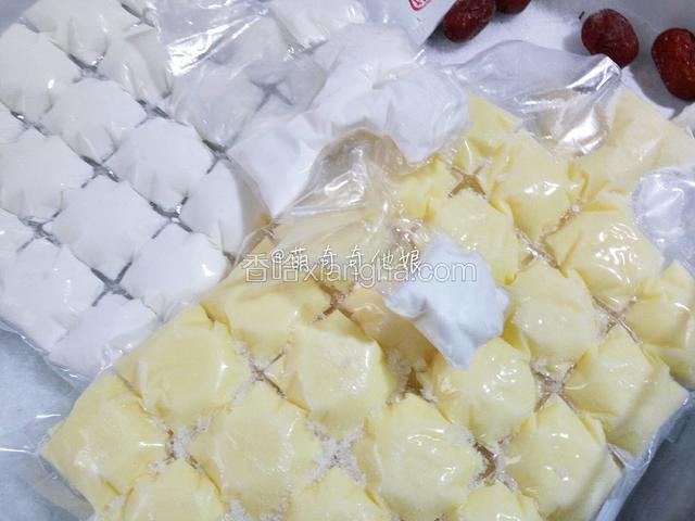 因为椰浆开封后得尽快使用完比较不利于保存，所以我在某宝上买了这种一次性冰袋自封袋，倒进入后放冰箱冷冻起来，要用的时候就需要多少就一块块撕下来自然解冻或坐温水里解冻就可以使用了，非常方便！
淡奶油也可以这样保存，这样制作一些淡奶油面包的时候也能随取随用哦！
白色的是椰浆，黄色的是淡奶油！
