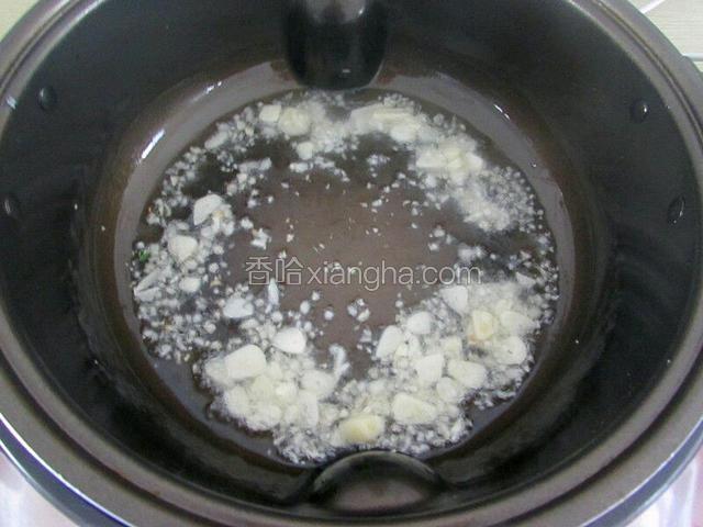 热油炒蒜
菜比较吸油，油稍微多一些，烧热后，放入大蒜，爆香
