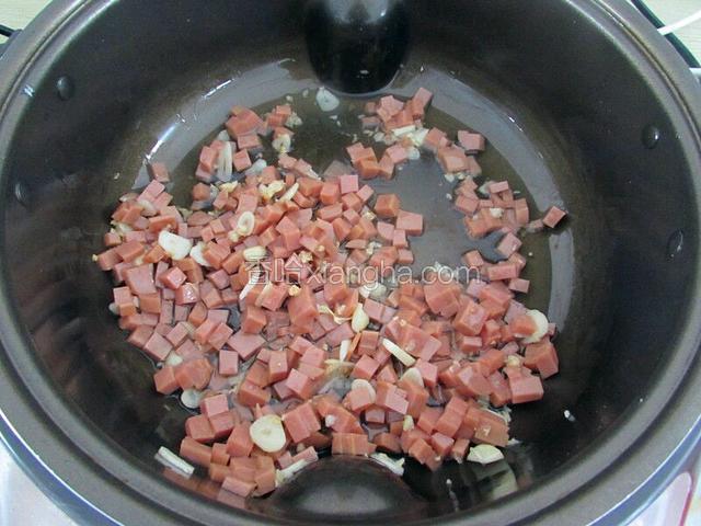 炒火腿
火腿相当于肉类，先炒香，翻炒至表面变色，有点儿焦焦的，这样吃起来更香
