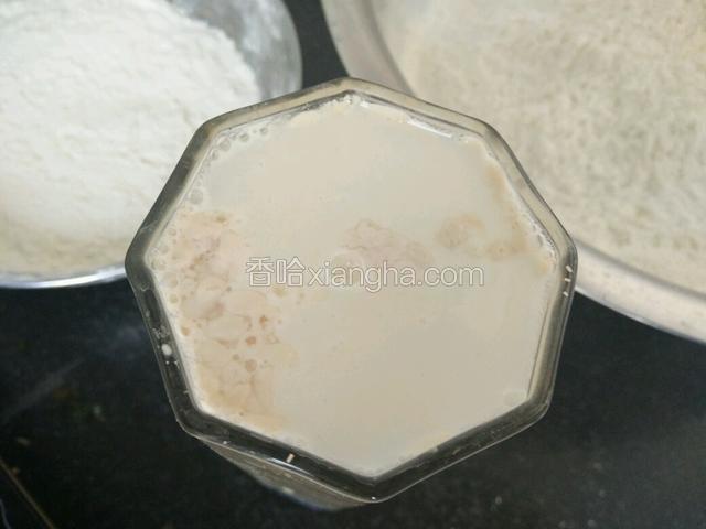 把酵母粉用温水溶解两分钟左右，面粉放入盆中，面粉中加入两克白糖和一克盐拌匀备用。