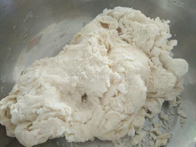 然后边加水边搅拌面粉和成面团状。一定要边加边拌匀