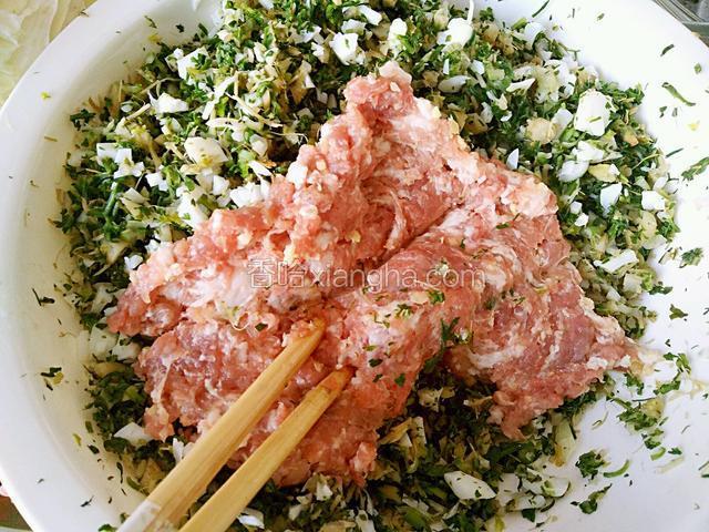 荠菜装大碗里，剁好的肉馅加入荠菜中，肉馅里面加了姜一起剁