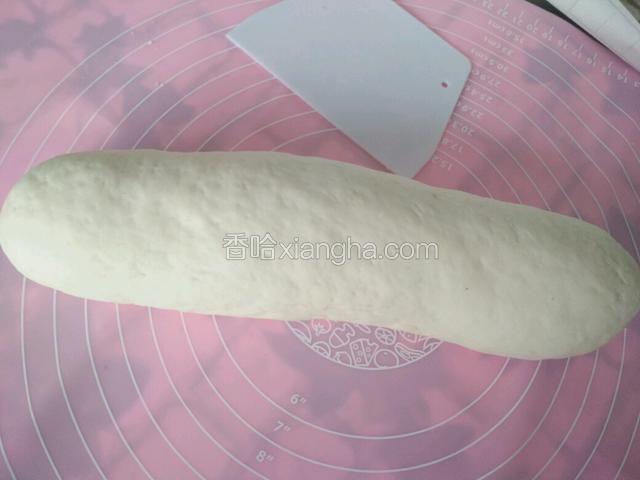 醒发好的面团再次揉匀，排出面里的气体。揉搓成，长条状。