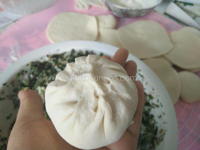右手大拇指和食指一起捏着转圈，包成图中的花样。如果不喜欢这种，可以包成别的形状都可以。