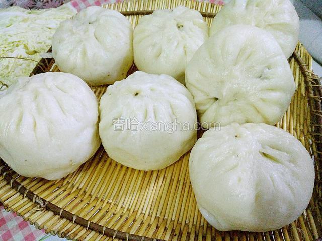 二十分钟后关火虚蒸五分钟，然后取出包子。