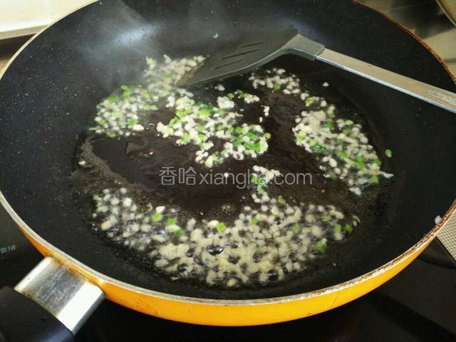 炒锅中加适量食用油，油热后加入葱姜，蒜末煸香。