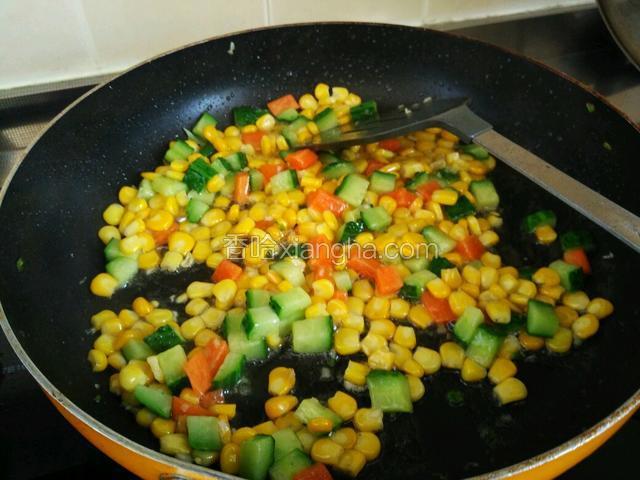 加入玉米黄瓜胡萝卜，同时也加入其他所有的调味料，大火翻炒混合均匀，加入适量水淀粉，勾芡一下就可以出锅了。这一步是一气合成的，没办法拍的那么细。