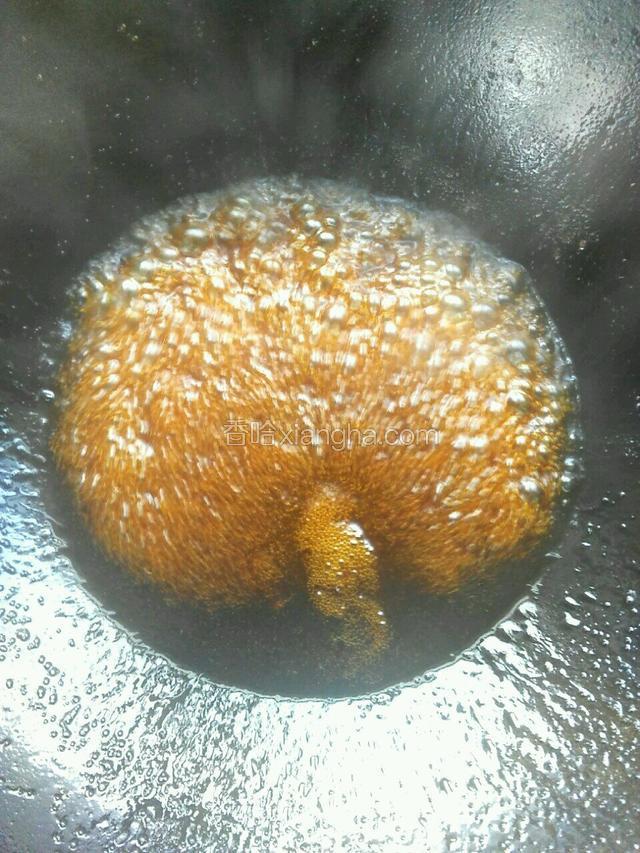 放入糖醋`汁（白糖米醋蚝油酱油加少量水拌均）
