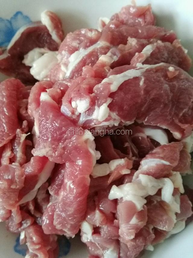 羊里脊肉按照纹路切成片；
