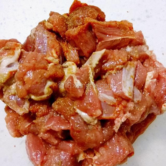 羊里脊肉片切成大丁；