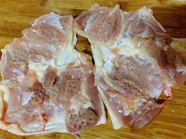鸡腿洗净剔骨后用肉锤敲打拍松