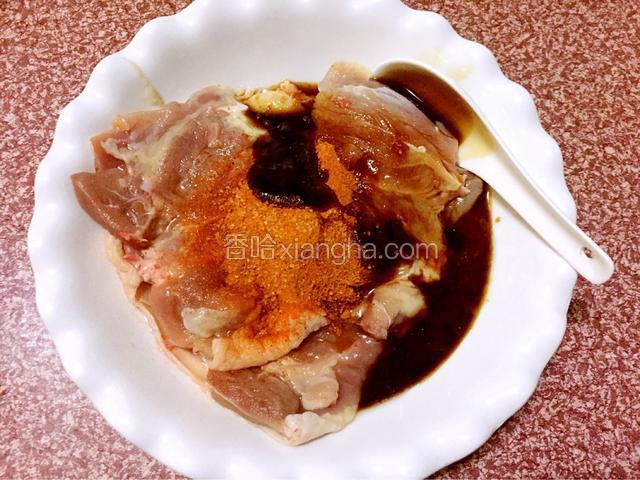 把鸡腿肉放入碗中，加入奥尔良腌料、蜂蜜、生抽、蚝油抓匀