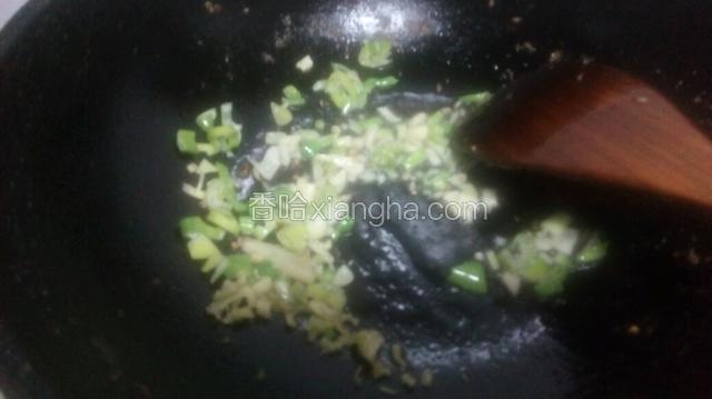 锅中留底油放葱姜蒜爆香