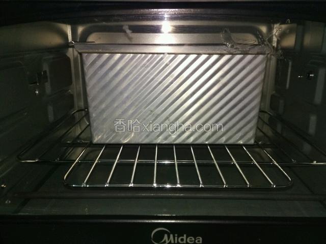 烤箱以200℃预热好，送进烤箱先以200℃烤10分钟再调成180℃继续烤35分钟（这里的温度和时间仅供参考，具体还是以自家的烤箱脾气调节）