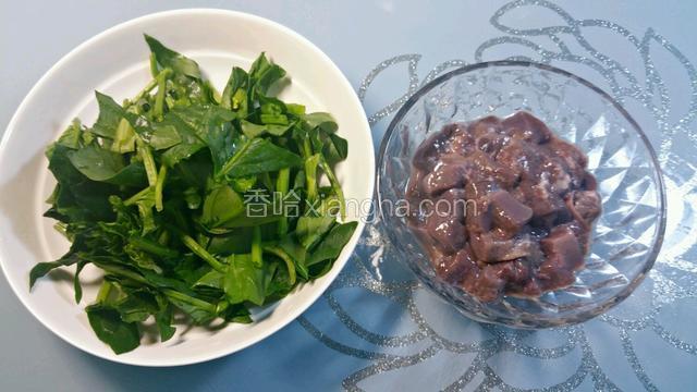 趁煮粥时候，把猪肝清洗干净切成小块，菠菜切小段。