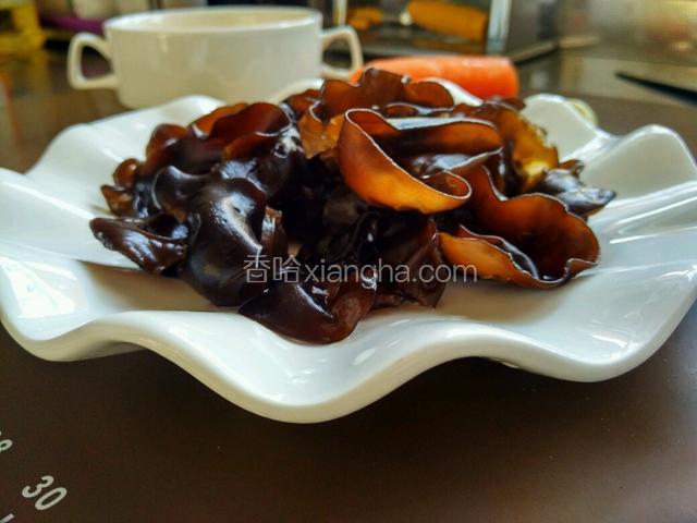 木耳提前泡发好，去根蒂并清洗干净。