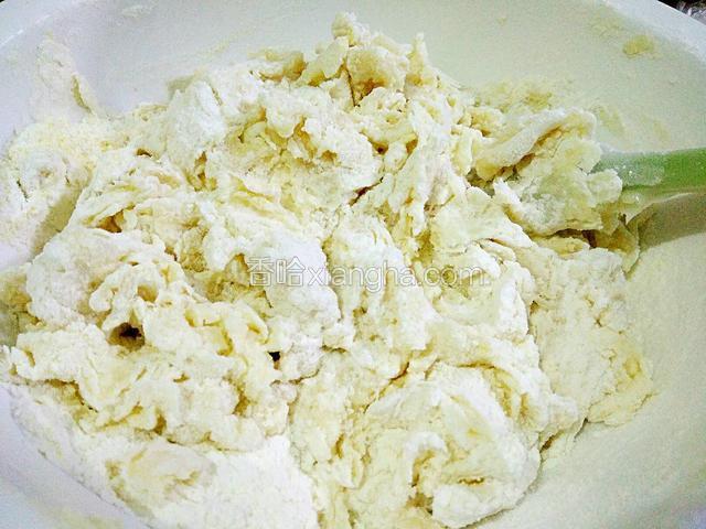再做水油面。将面粉和白糖混合均匀，然后加入油和水，用筷子搅成面穗状，然后再和成光滑的面团。