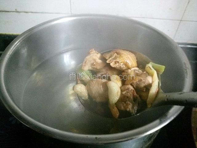 锅里一次性加足水，用勺子把炒好的鸡块放入锅里开火煮制