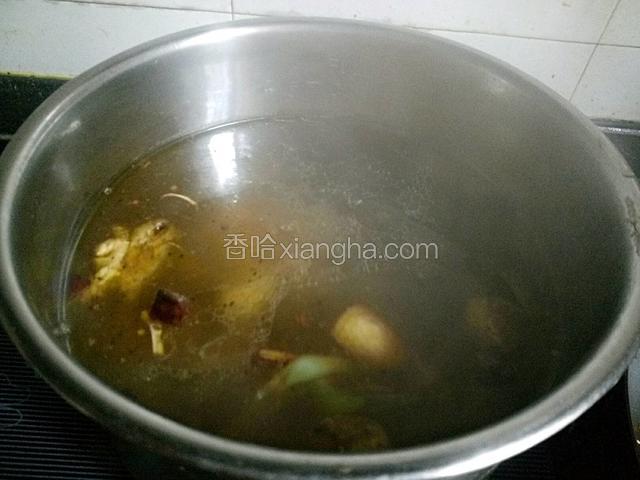 水煮开，在一次调味，【这个要根据自己的口味加入盐，不能太咸了】开大火煮5分钟左右，在转小火炖制35分钟左右，