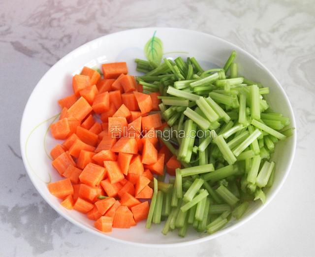 胡萝卜切小丁，芹菜切小段备用