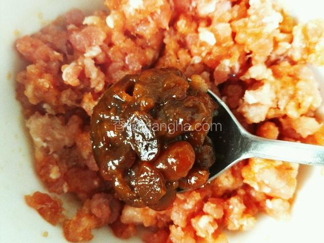 肉末加盐，糖，粟粉，胡椒粉，生抽，一勺，豆酱一勺，搅拌均匀