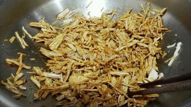 把肉丝和酱汁倒入锅里，开小火，用筷子不停翻炒，搅拌。
