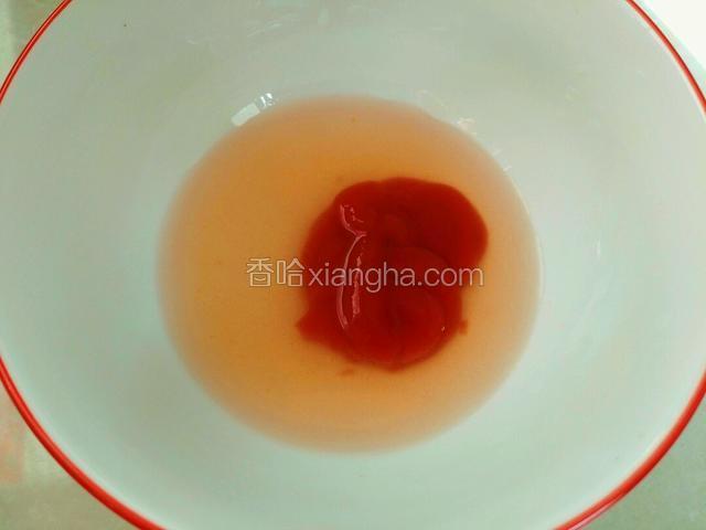调酱汁，碗里备清水，番茄酱，白糖，白醋，搅拌均匀备用