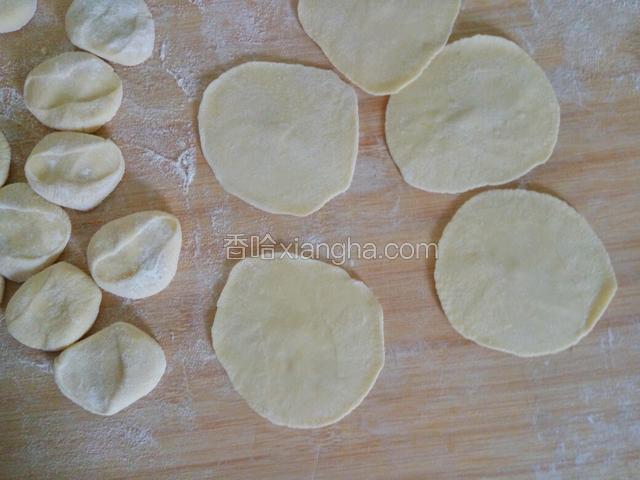 按扁，用擀面杖擀成饺子皮