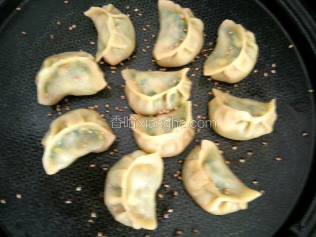 撒上芝麻出锅