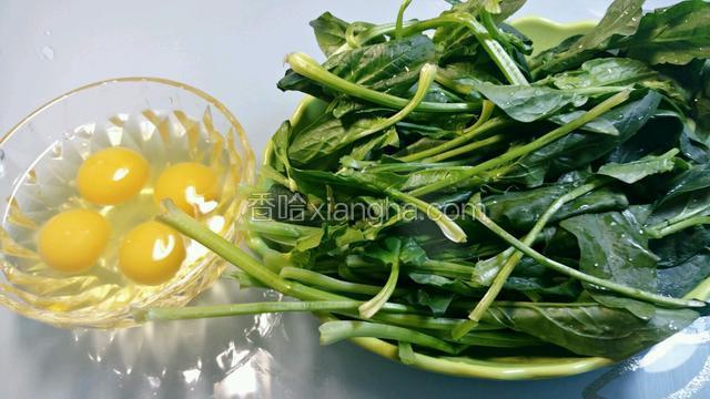 鸡蛋4个，菠菜清洗干净。
