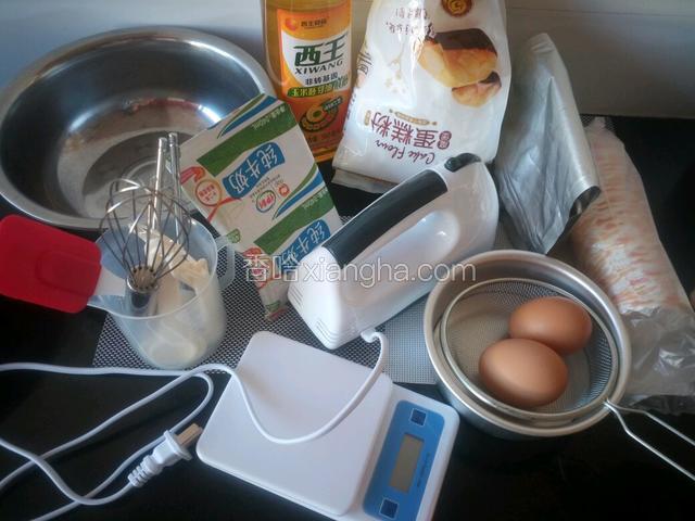 准备主要工具：打蛋盆2个（一个放蛋白，一个放蛋黄）手动打蛋器、电动打蛋器、电子秤、橡皮刮刀、筛网、5寸蛋糕模具一个、蛋糕纸杯托。
