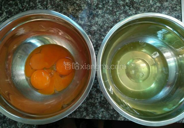 鸡蛋分离在两个无油无水的盆里