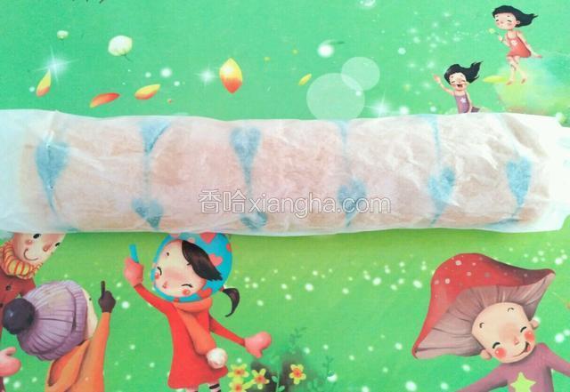 小心的卷好蛋糕卷，放冰箱冷藏半个小时