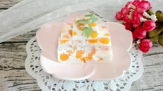 这是精心制作好的【蜜橘椰汁糕】