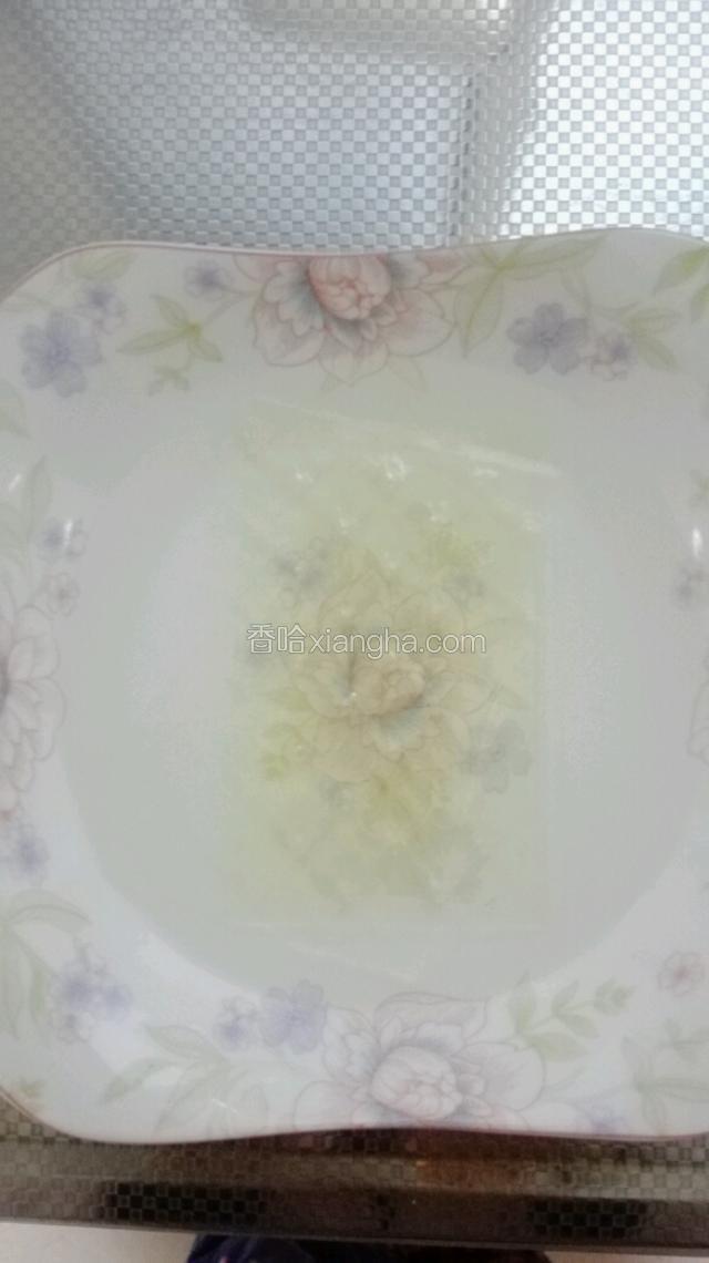 将吉利丁片在凉水中完全泡软备用。