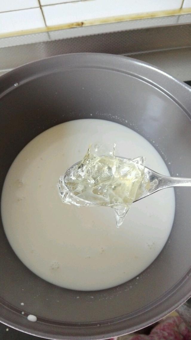 加入泡软的吉利丁片。
