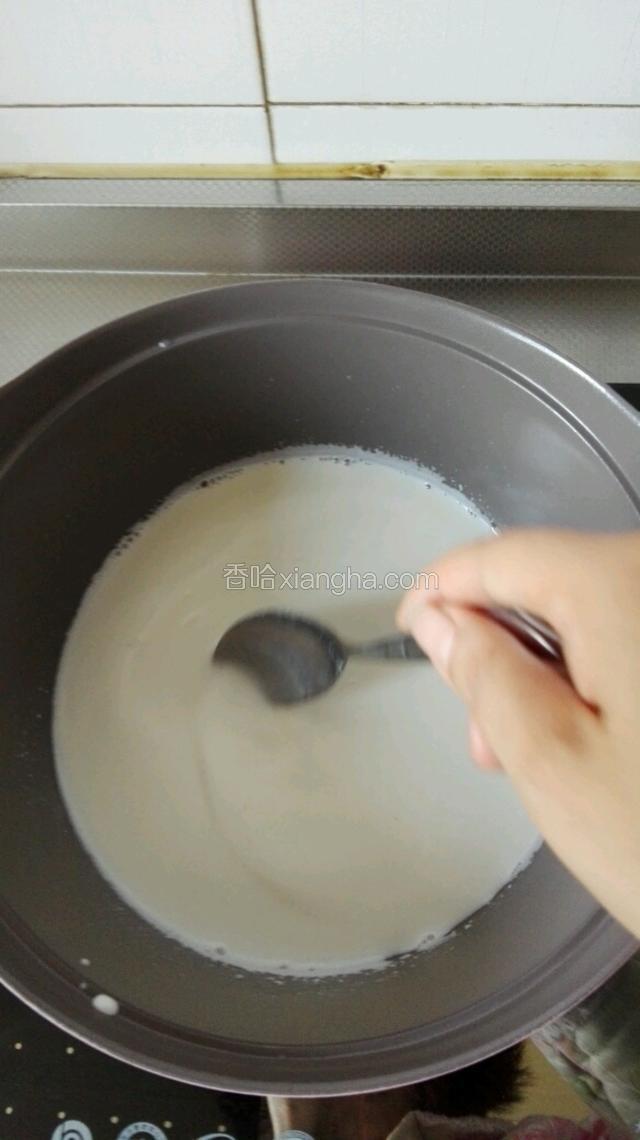 搅拌的同时，吉利丁片会瞬间融化消失。