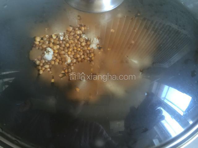 玉米粒开始爆花的时候加盖。