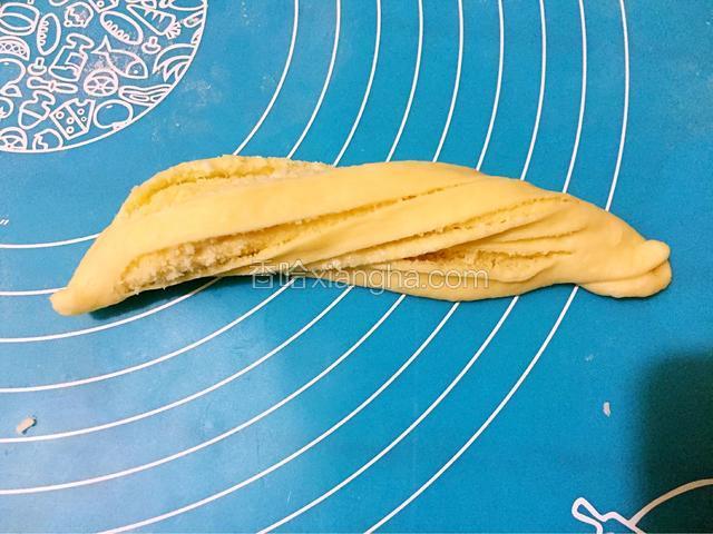 双手捏住两端象扭麻绳那样扭起
