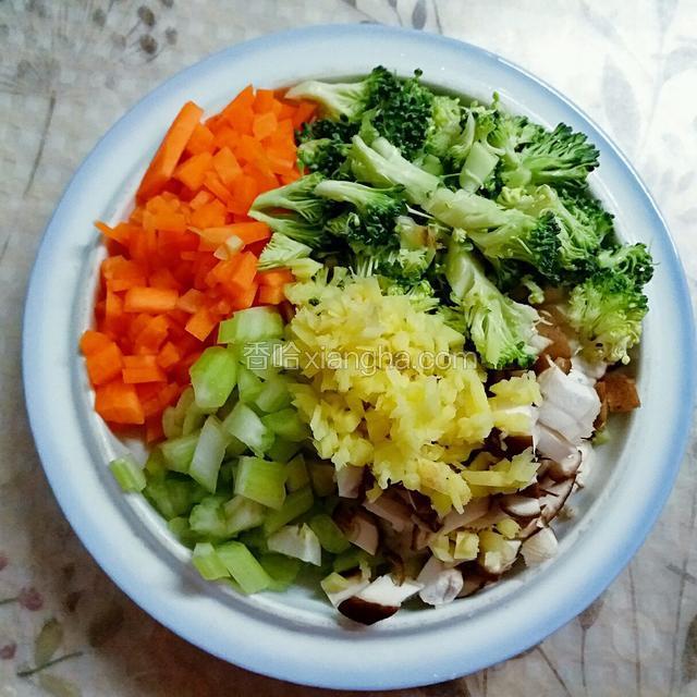 熬好的粥盛好备用。
芹菜、香菇、胡萝卜、西兰花、姜洗净切丁。