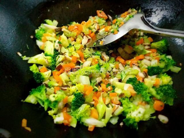 热锅冷油.
先放入姜丁和香菇丁煸炒出香味.
再放入芹菜丁炒香.
最后放入胡萝卜丁炒均匀。