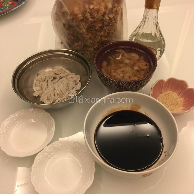 准备材料和调料，海虾米洗净泡软，猪肠衣洗净泡水30分钟